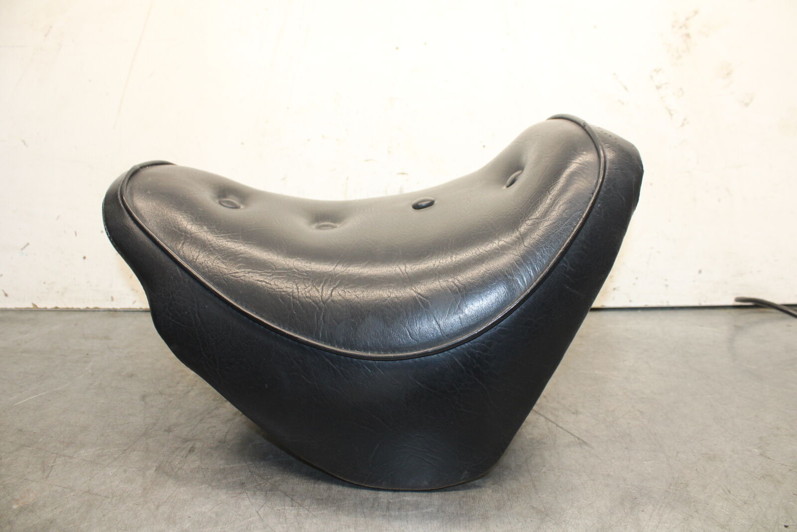 85-86 SUZUKI MADURA 1200 FRONT DRIVERS SEAT  BB691