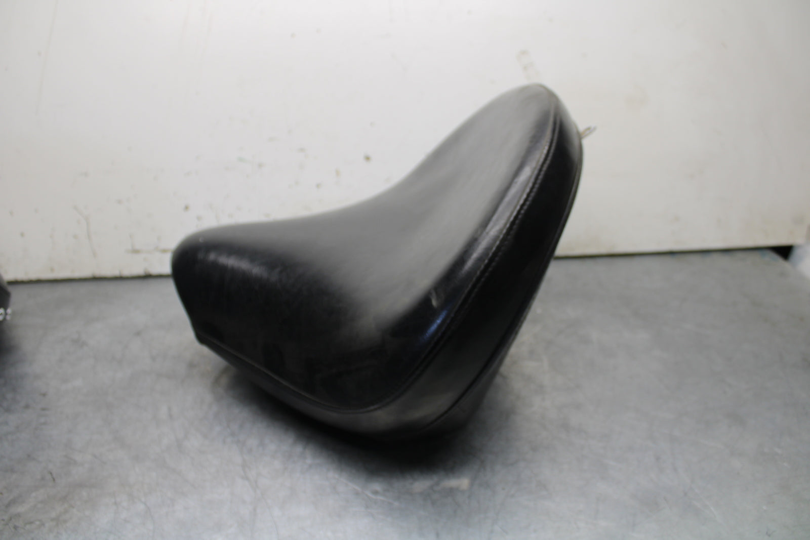 99-00 YAMAHA V STAR 1100 FRONT DRIVERS SEAT BB711