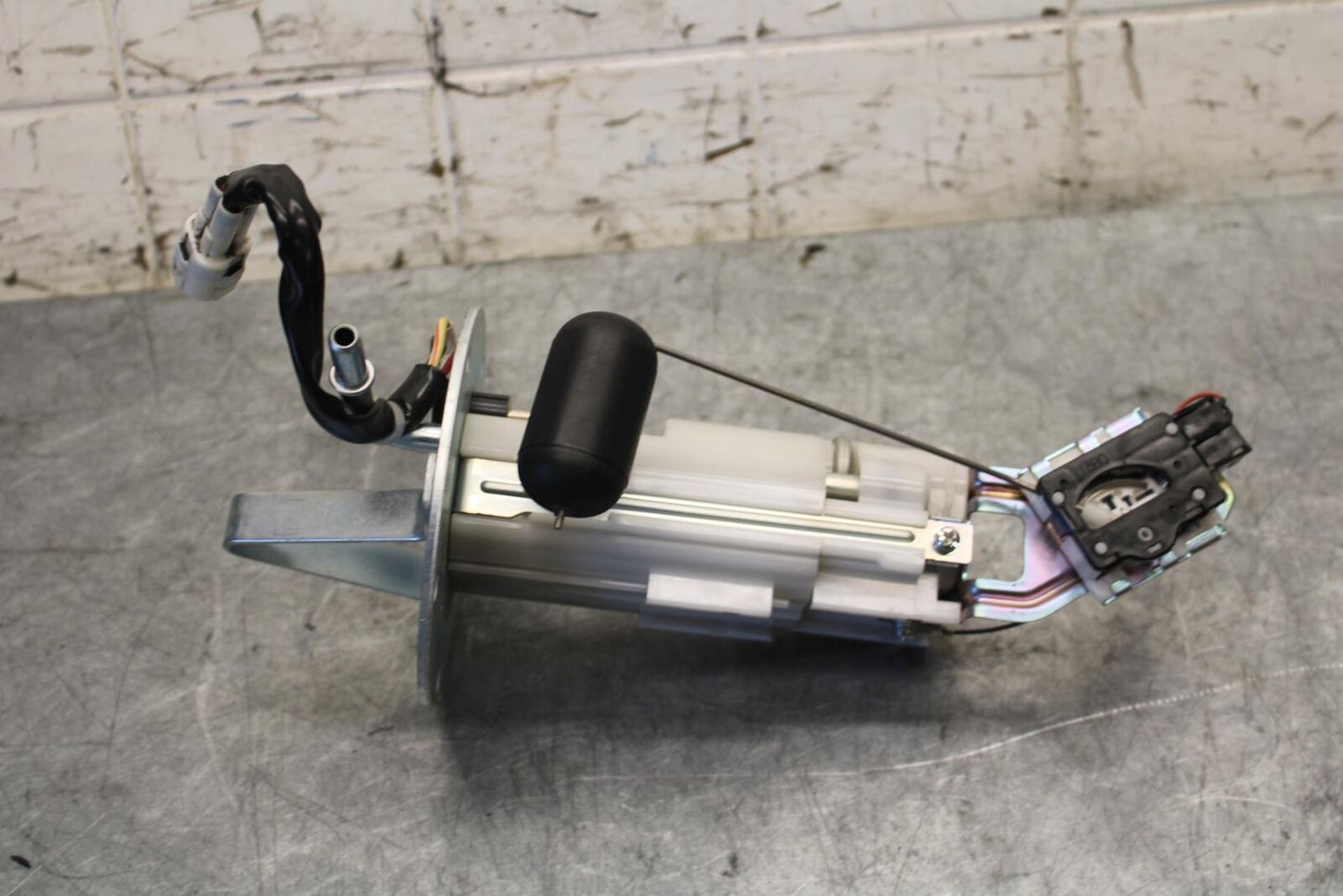 11-23 SUZUKI GSXR 750 FUEL PUMP GAS PETROL SENDER UNIT BB54