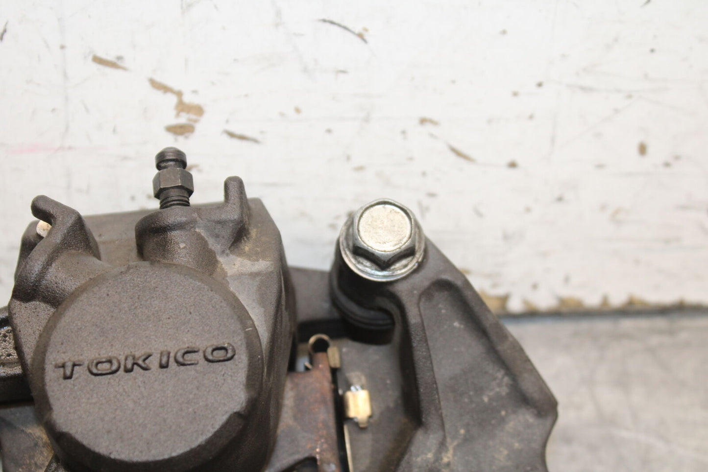 08-10 SUZUKI GSXR 600 REAR BACK BRAKE CALIPER W MOUNT BRACKET  BB721