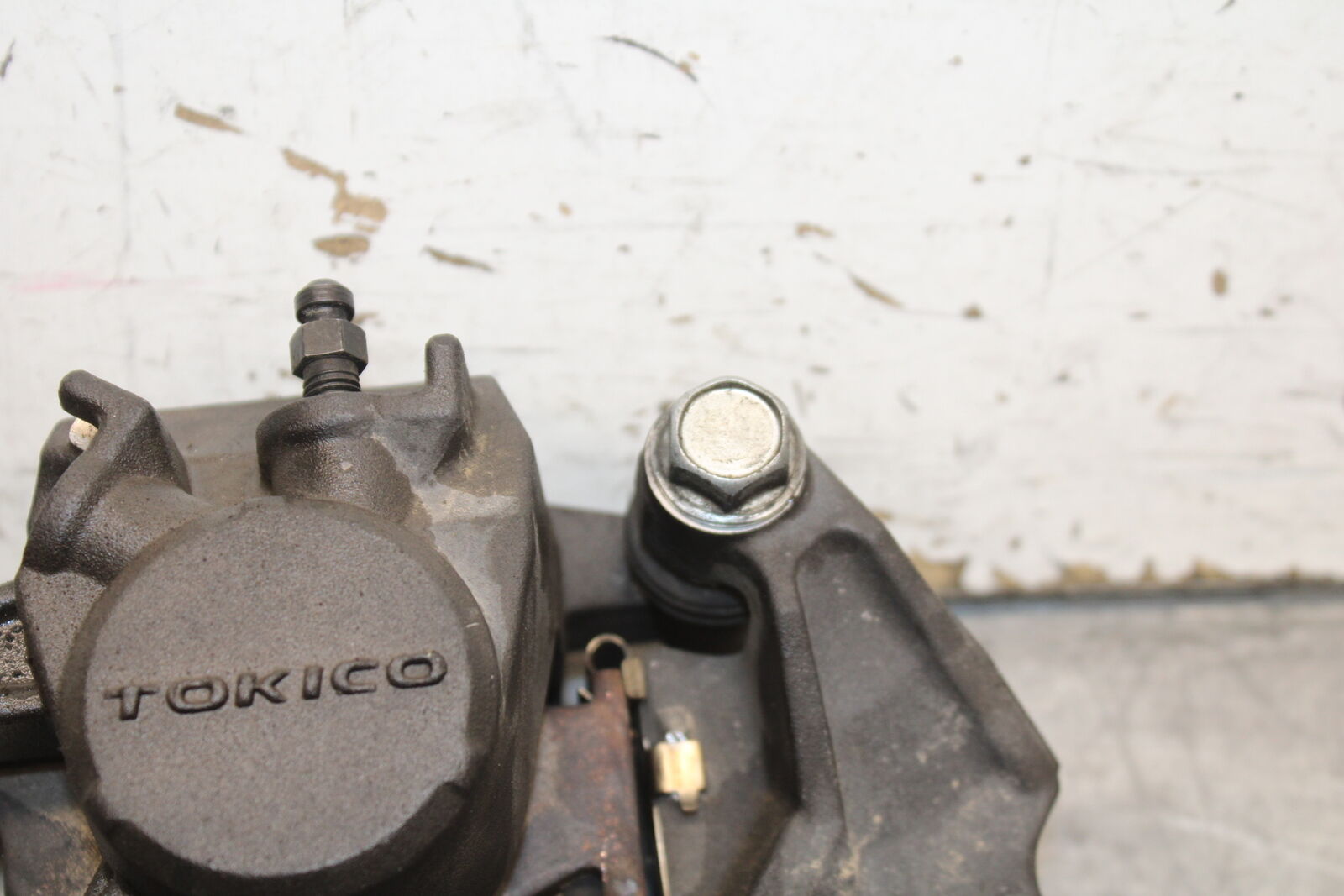 08-10 SUZUKI GSXR 600 REAR BACK BRAKE CALIPER W MOUNT BRACKET  BB721