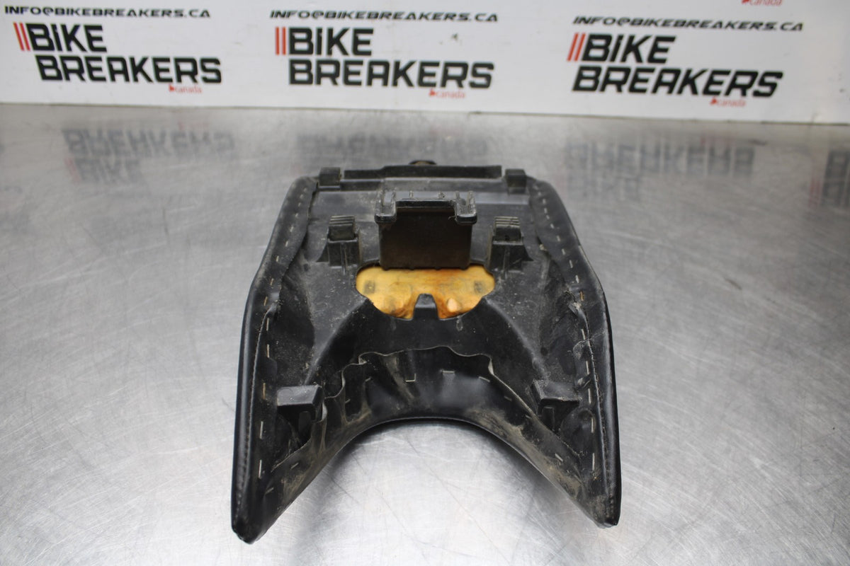 08 HONDA CBR125R FRONT DRIVERS SEAT PAD SADDLE PILLION BB839