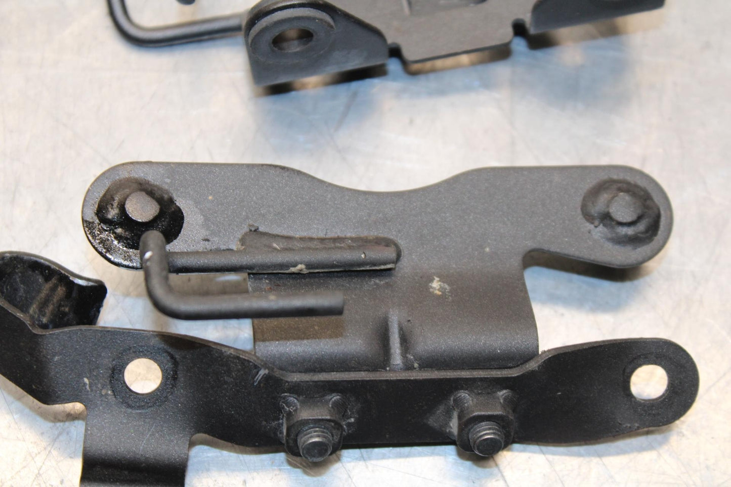 20 KAWASAKI Z400 ER400 ABS ENGINE MOUNT MOTOR BRACKET BB586