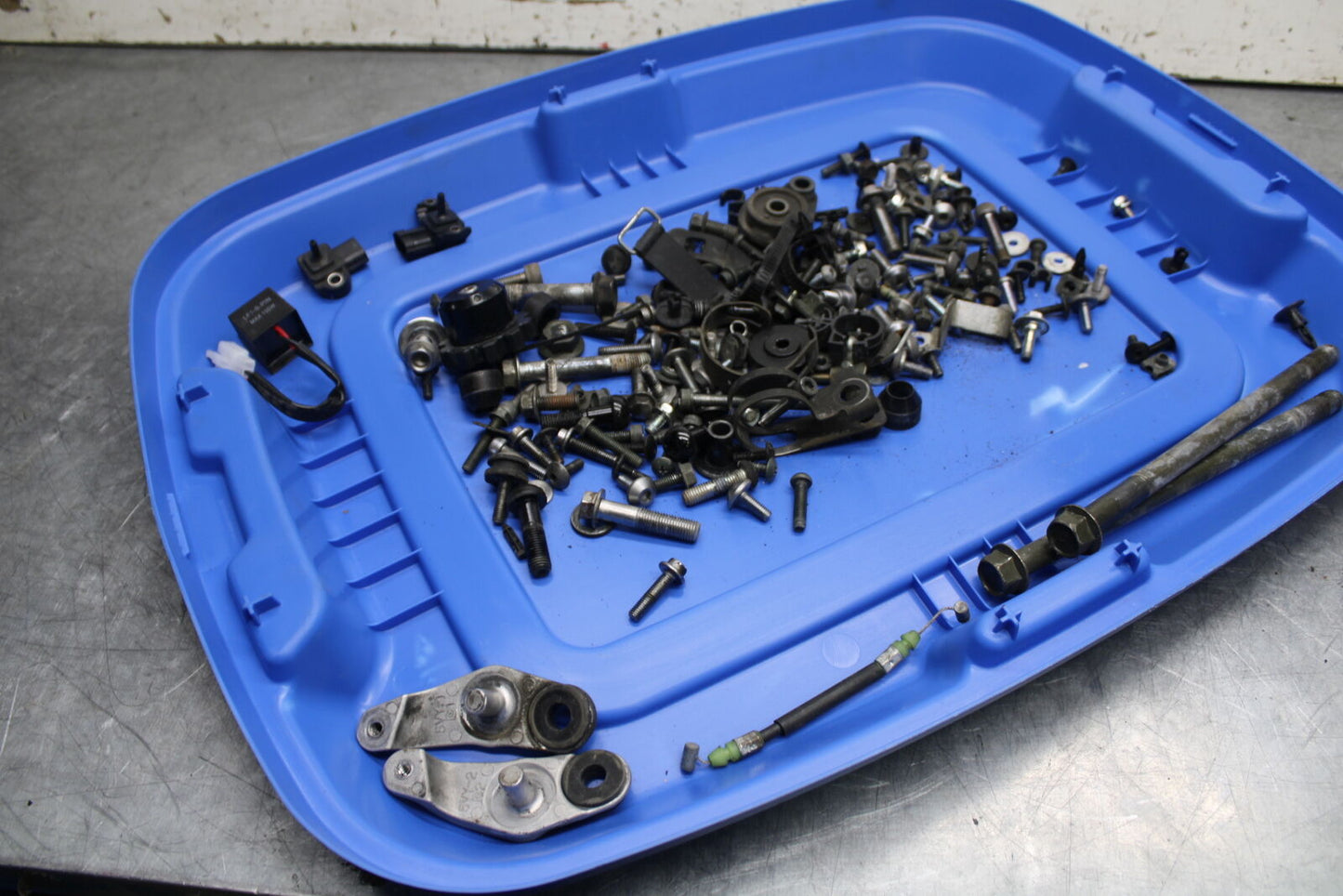 06 YAMAHA YZF R6 MOUNTING BOLTS HARDWARE MOTOR SCREWS BB716