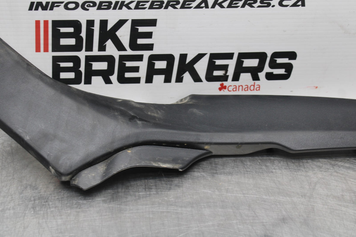 22-25 YAMAHA YZF R7 RIGHT FRONT SIDE SEAT SADDLE PANEL TRIM COWL FAIRING BB769