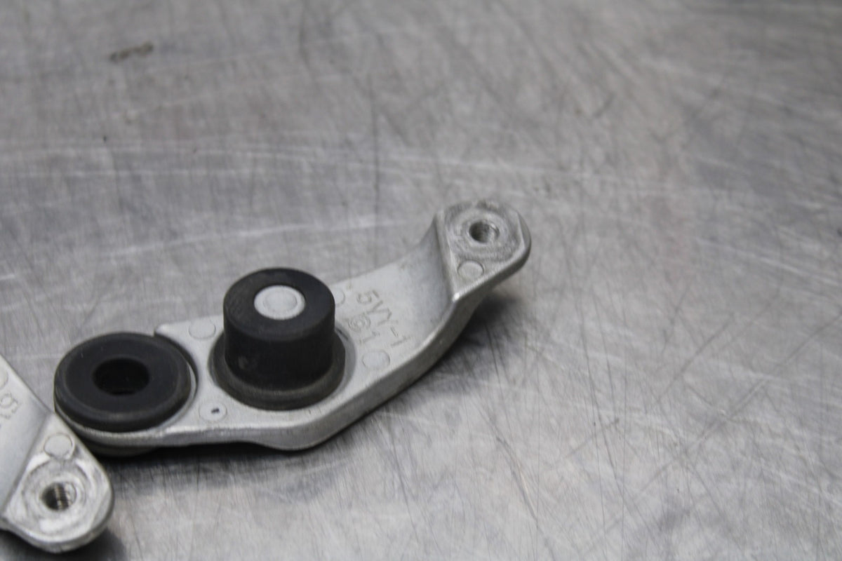 04-05 YAMAHA YZF R1 FRONT GAS TANK BRACKET SET MOUNT  BB173