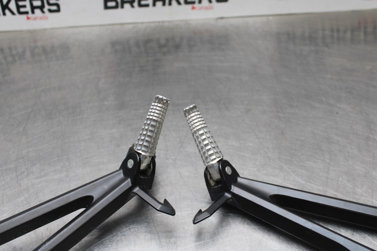 11-24 SUZUKI GSXR750 REAR BACK PASSENGER PEG SET PAIR BB630