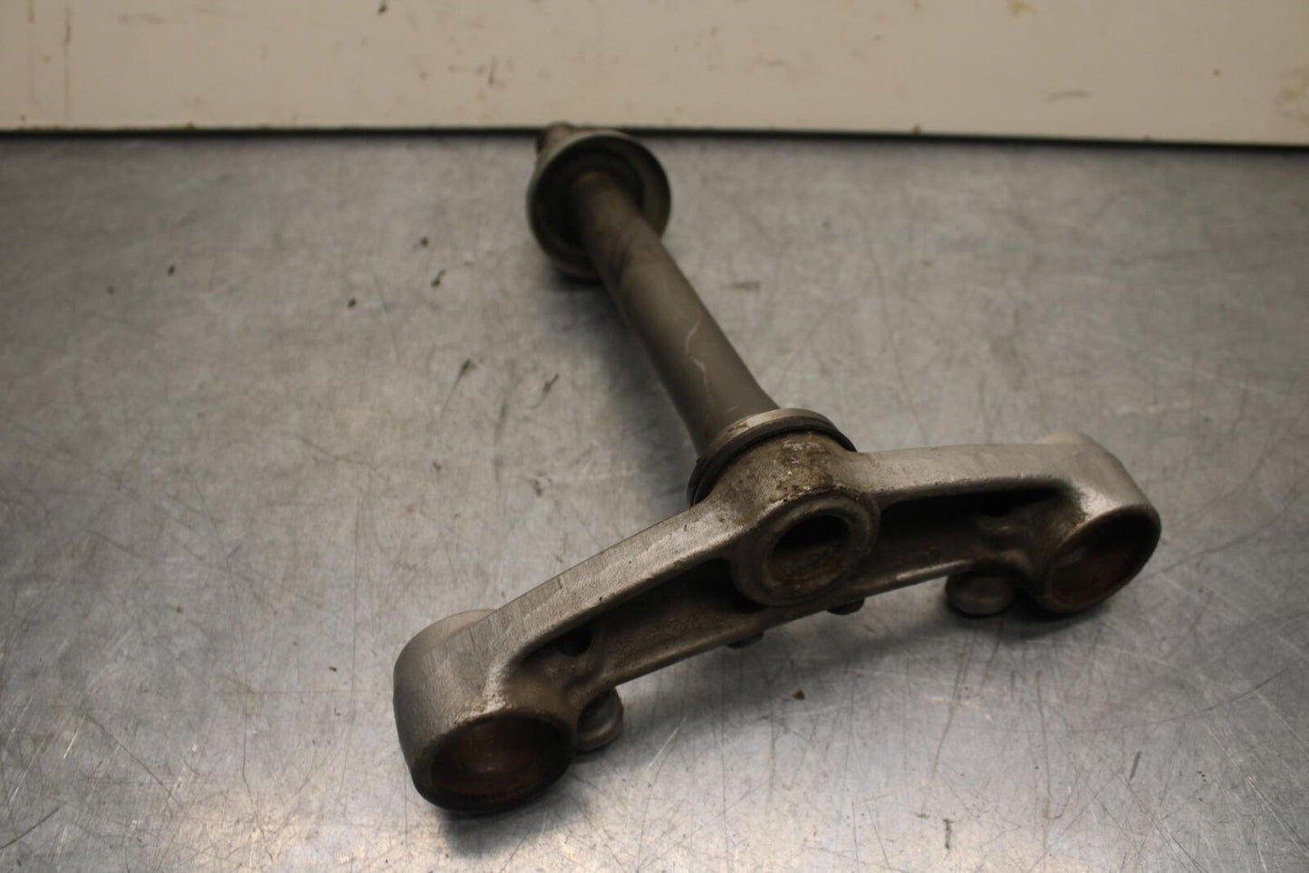 1988 Yamaha FZ600 FRONT FORKS CLAMP LOWER TRIPLE TREE STEM BB601