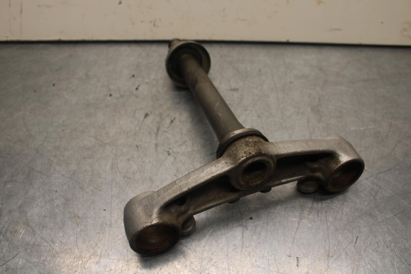 1988 Yamaha FZ600 FRONT FORKS CLAMP LOWER TRIPLE TREE STEM BB601