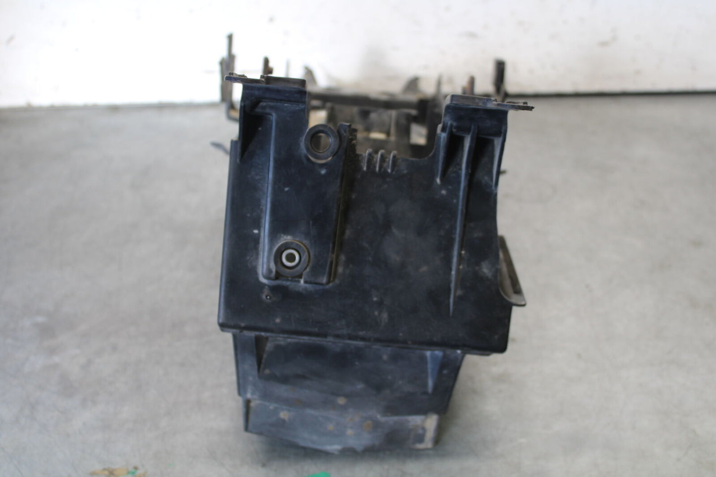 09-15 YAMAHA FZ6R REAR BACK TAIL UNDERTAIL BATTERY TRAY PLASTIC BB686