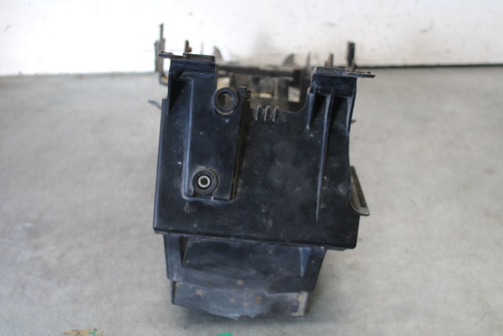 09-15 YAMAHA FZ6R REAR BACK TAIL UNDERTAIL BATTERY TRAY PLASTIC BB686