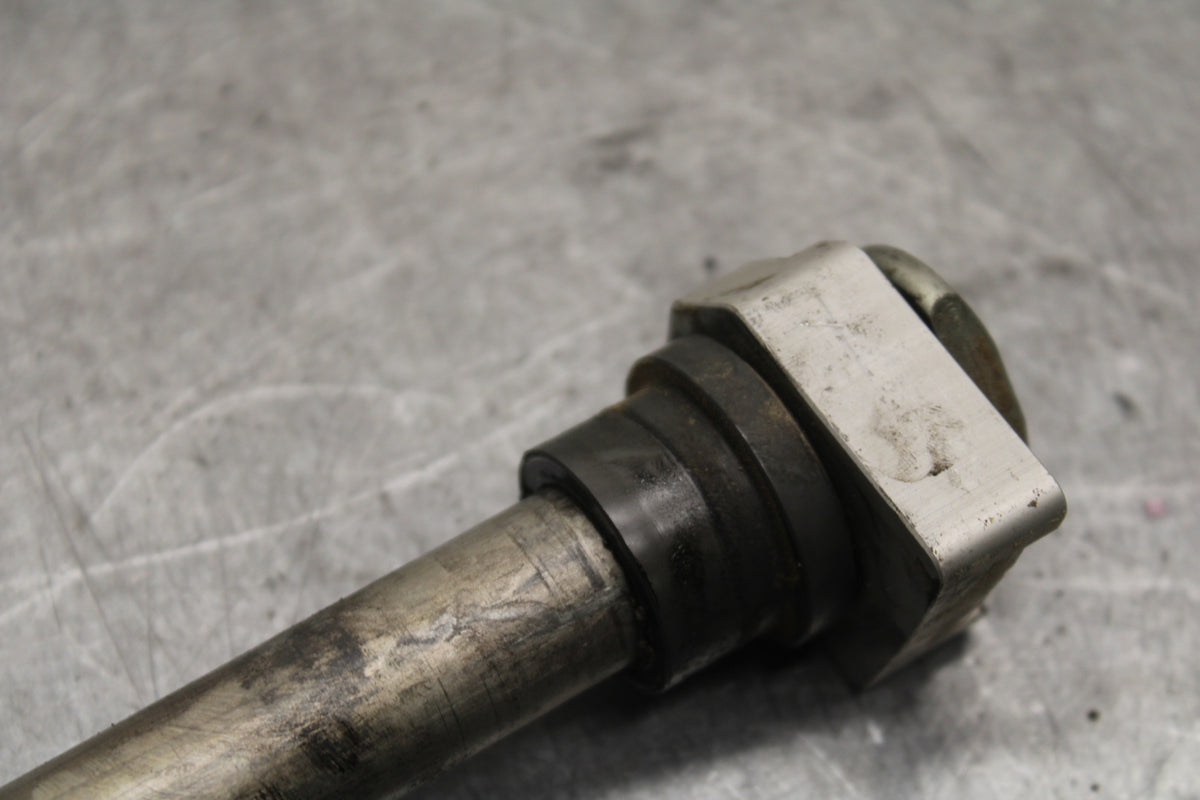 09-11 TRIUMPH DAYTONA 675 REAR AXLE BACK WHEEL RIM PIVOT BOLT AXEL BB652