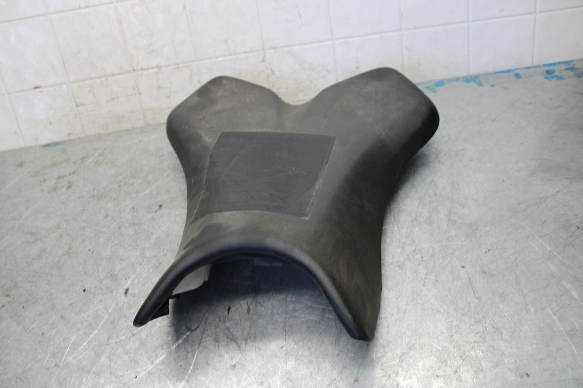 04-06 YAMAHA YZF R1 FRONT DRIVERS SEAT PAD SADDLE PILLION 5VY-24710-00-00 BB432
