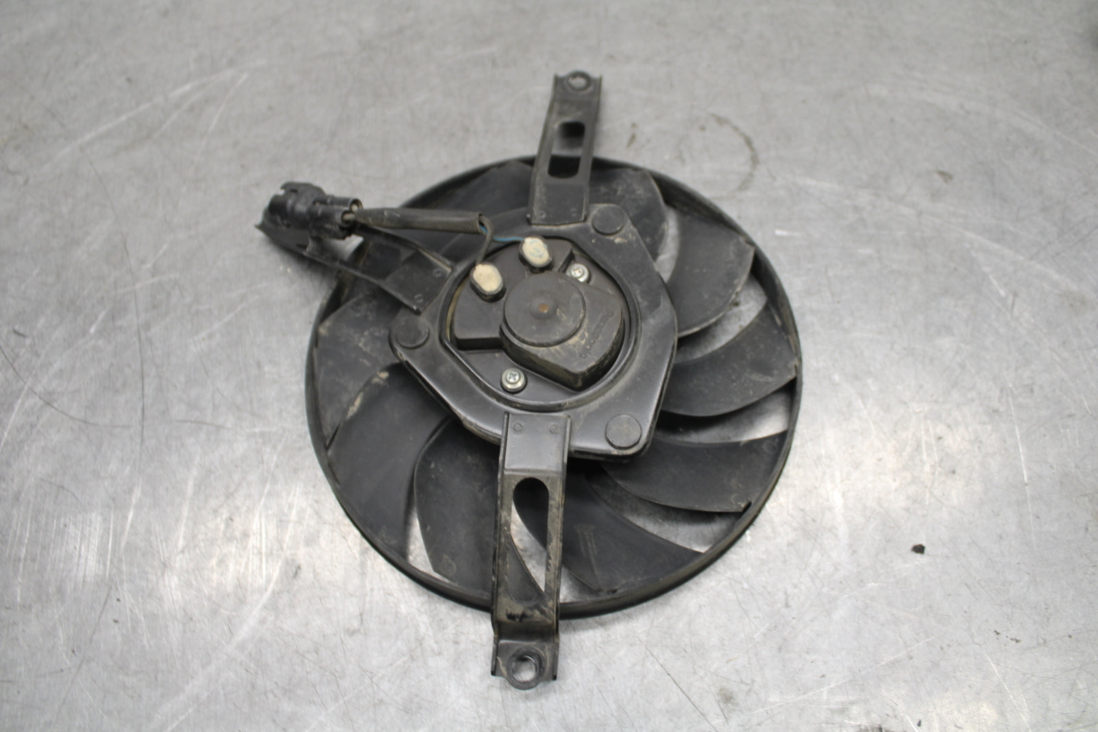 17-21 HONDA CBR1000RR SP RIGHT ENGINE RADIATOR COOLING FAN MOTOR BB681