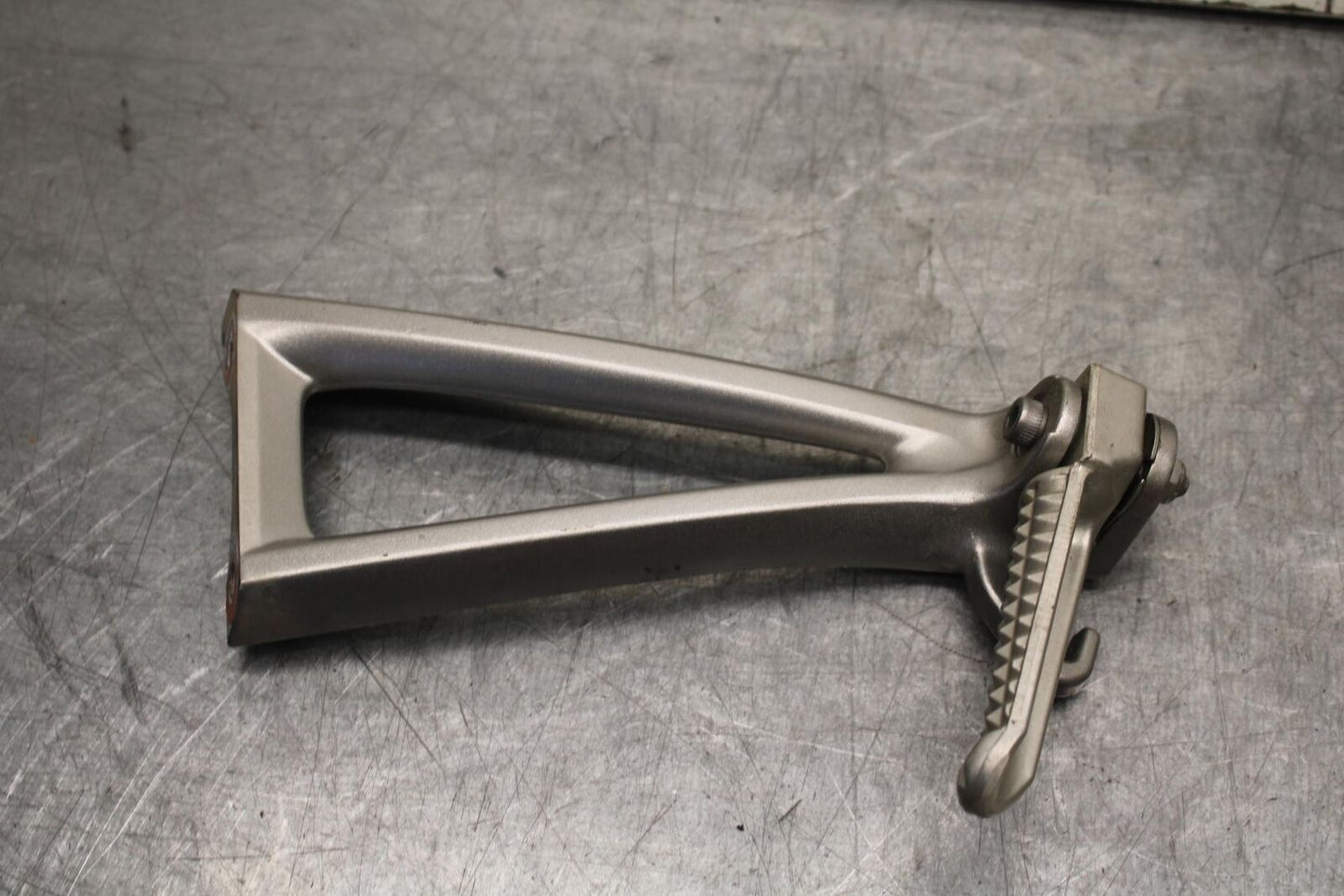 08-16 YAMAHA YZF R6 REAR BACK PASSENGER PEG SET PAIR BB636