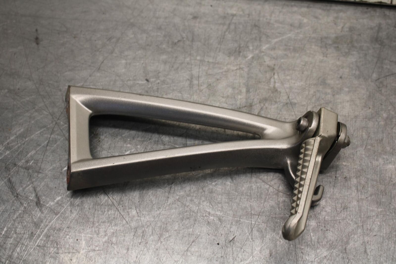 08-16 YAMAHA YZF R6 REAR BACK PASSENGER PEG SET PAIR BB636