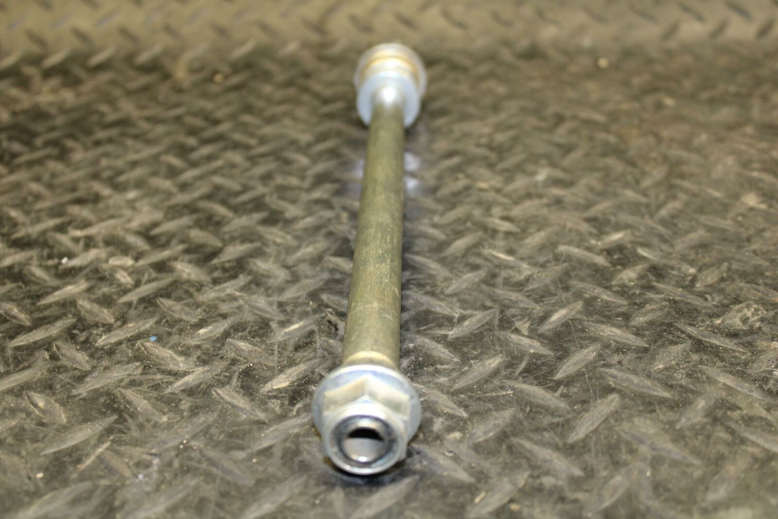 19 YAMAHA YZF R3 REAR AXLE BACK WHEEL RIM PIVOT BOLT AXEL BB177