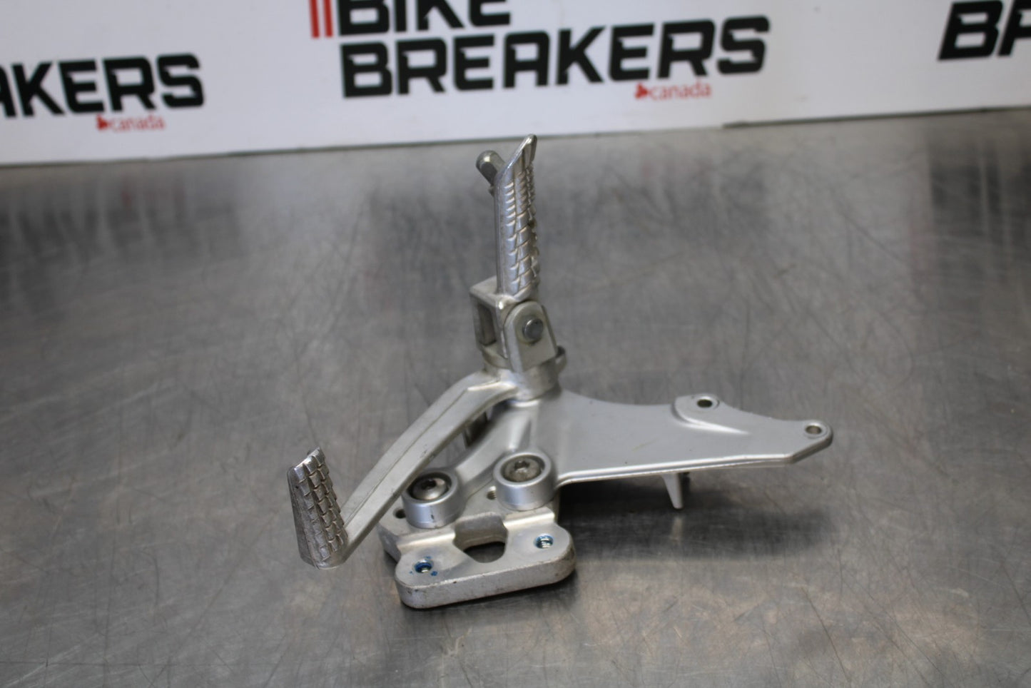 06-07 SUZUKI GSXR 600 RIGHT REARSET REAR SET DRIVER FOOT PEG REST STOP BB170