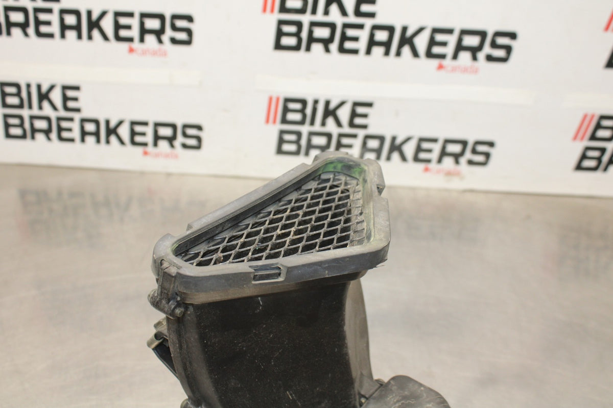 05-06 KAWASAKI NINJA ZX6R RAM AIR INTAKE TUBE DUCT BB877