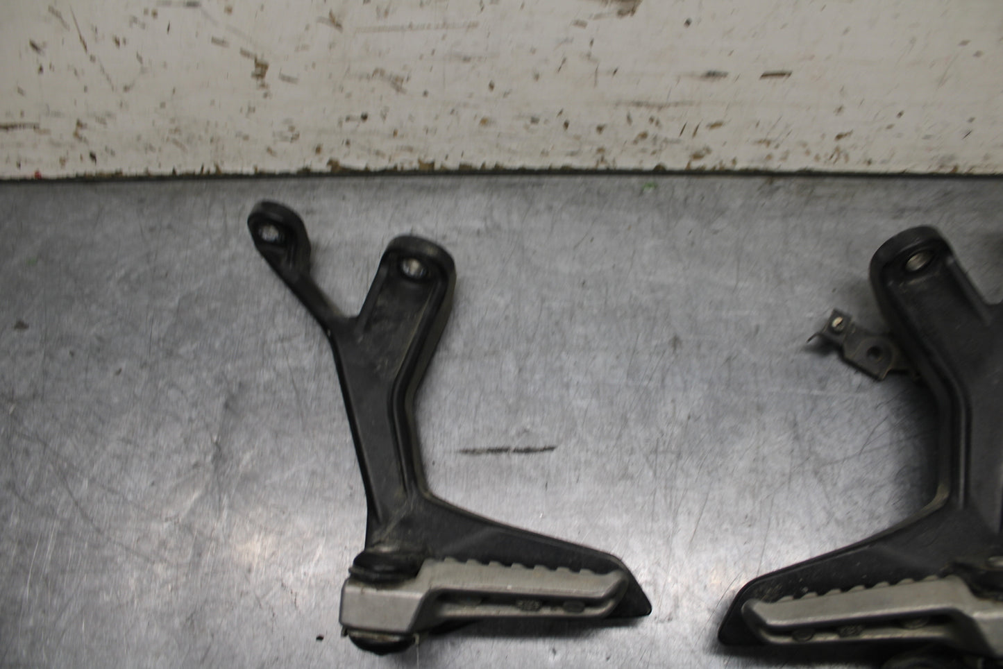 24 KAWASAKI NINJA 500 ABS REAR BACK PASSENGER PEG SET PAIR BB744