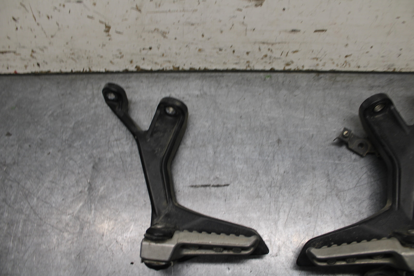 24 KAWASAKI NINJA 500 ABS REAR BACK PASSENGER PEG SET PAIR BB744