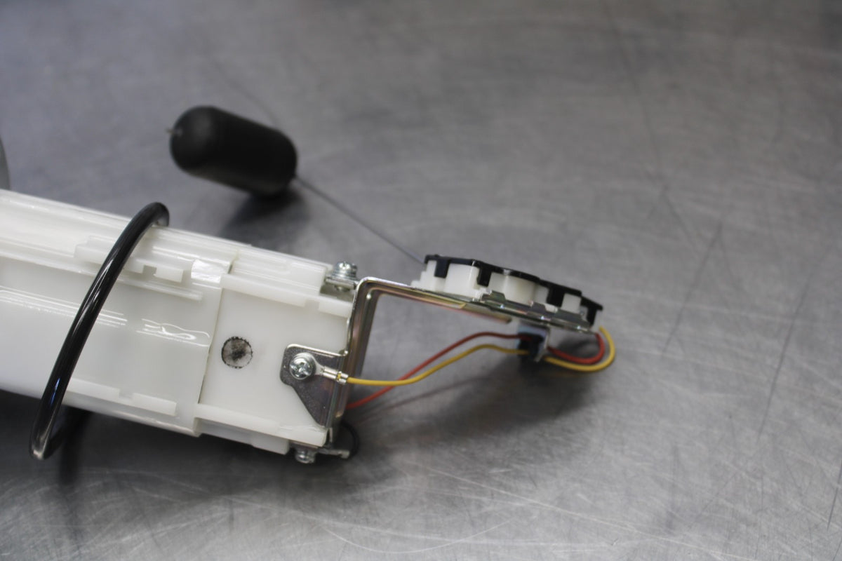 18 SUZUKI GSXR750 FUEL PUMP GAS PETROL SENDER UNIT BB891