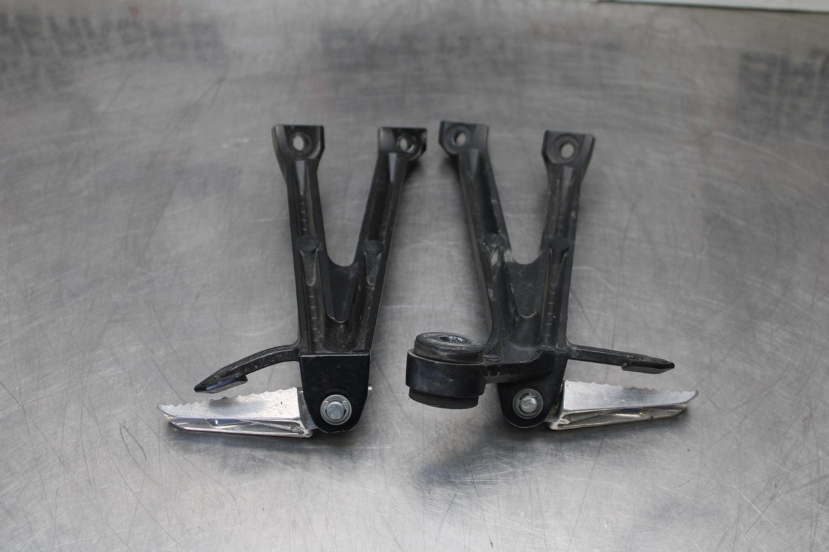 11-26 SUZUKI GSXR750 REAR BACK PASSENGER PEG SET PAIR BB900