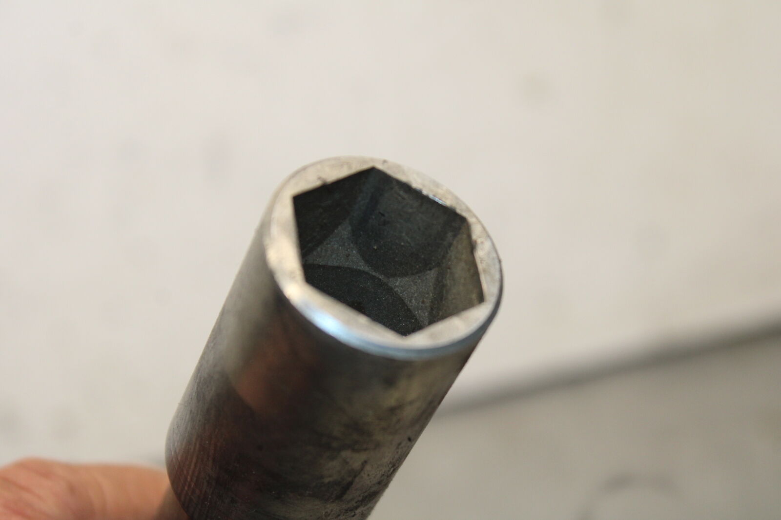 05-06 SUZUKI GSXR1000 FRONT WHEEL RIM AXLE PIVOT BOLT 54711-41G00 BB663