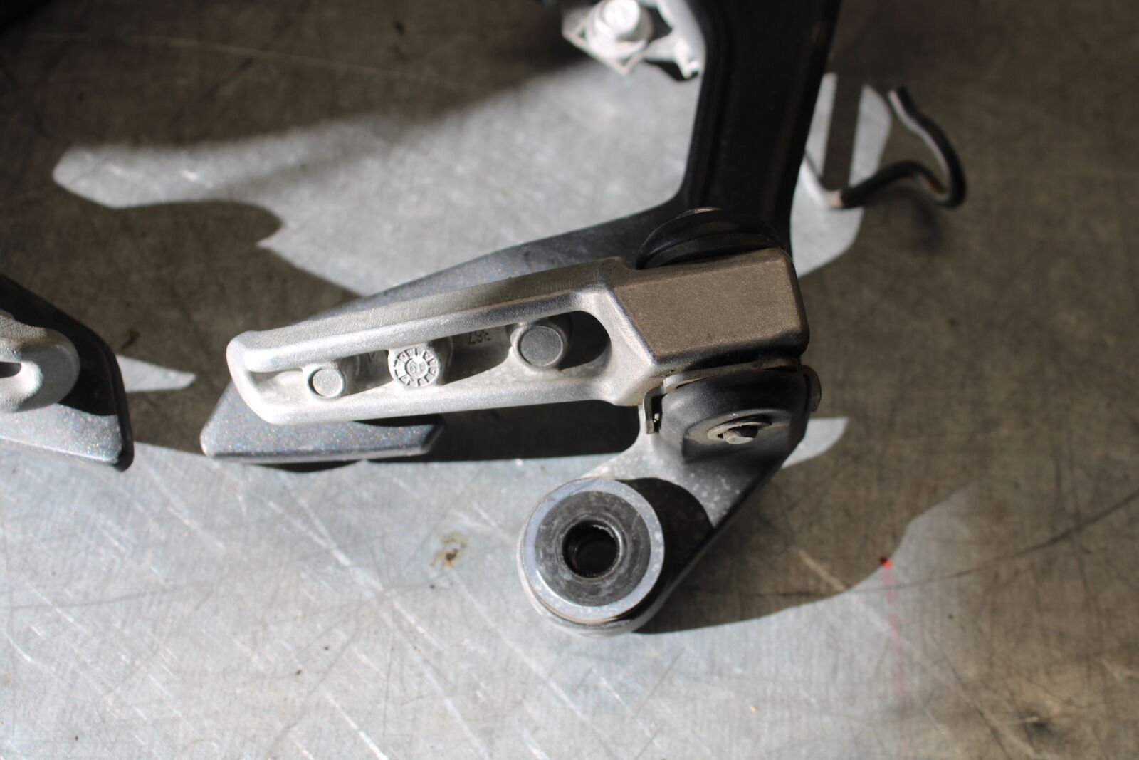 19-22 KAWASAKI Z400 REAR BACK PASSENGER PEG SET PAIR BB708