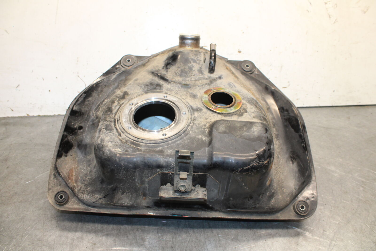 05-09 SUZUKI BOULEVARD C90 GAS TANK FUEL PETROL RESERVOIR BB692