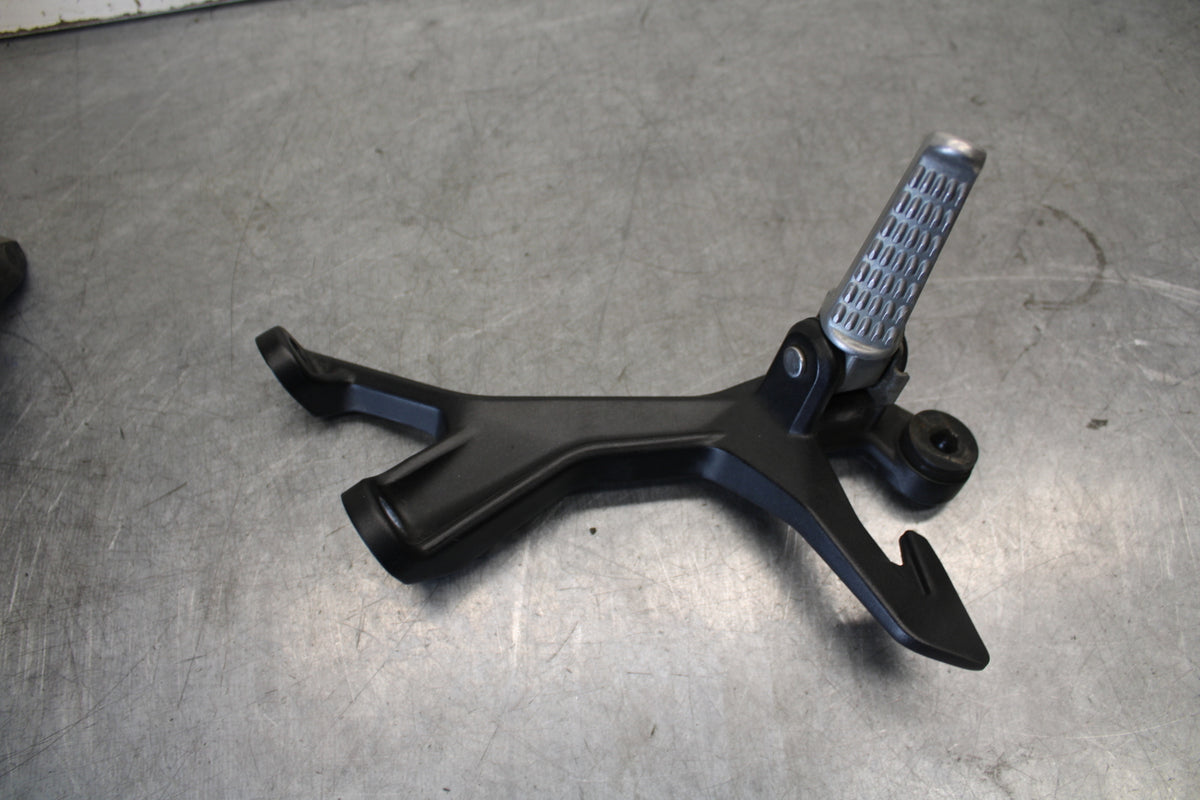 18-23 KAWASAKI NINJA 400 REAR BACK PASSENGER PEG SET PAIR BB679