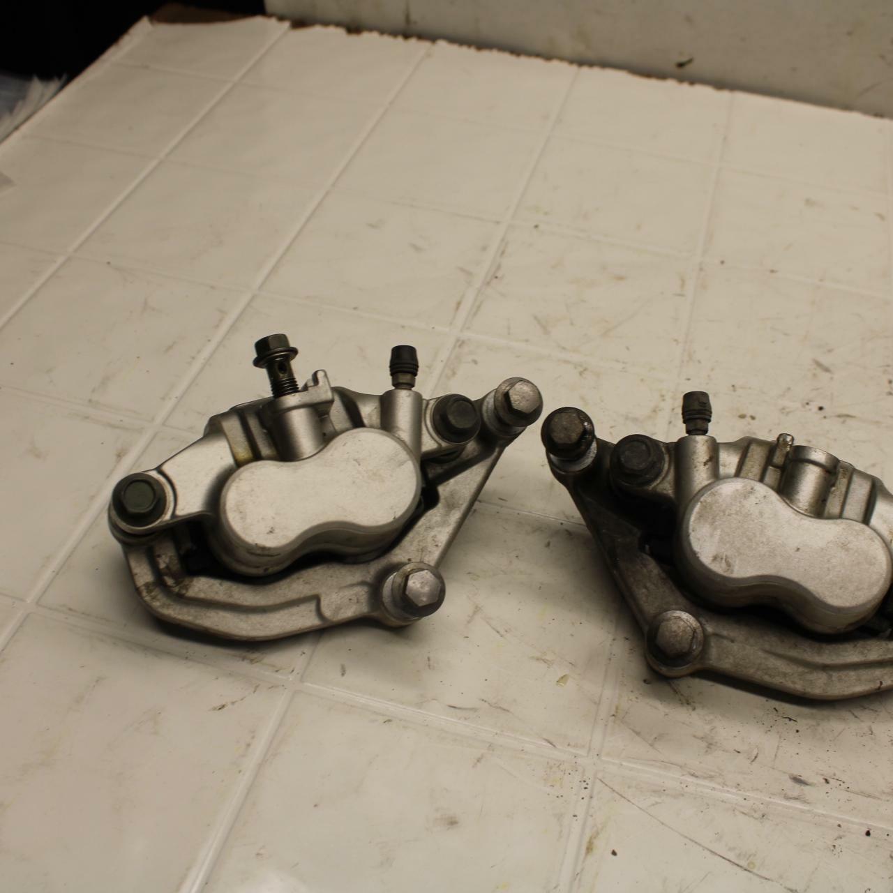 07-08 YAMAHA V STAR 1100 RIGHT LEFT FRONT BRAKE CALIPER SET PAIR CALIPERS BB404