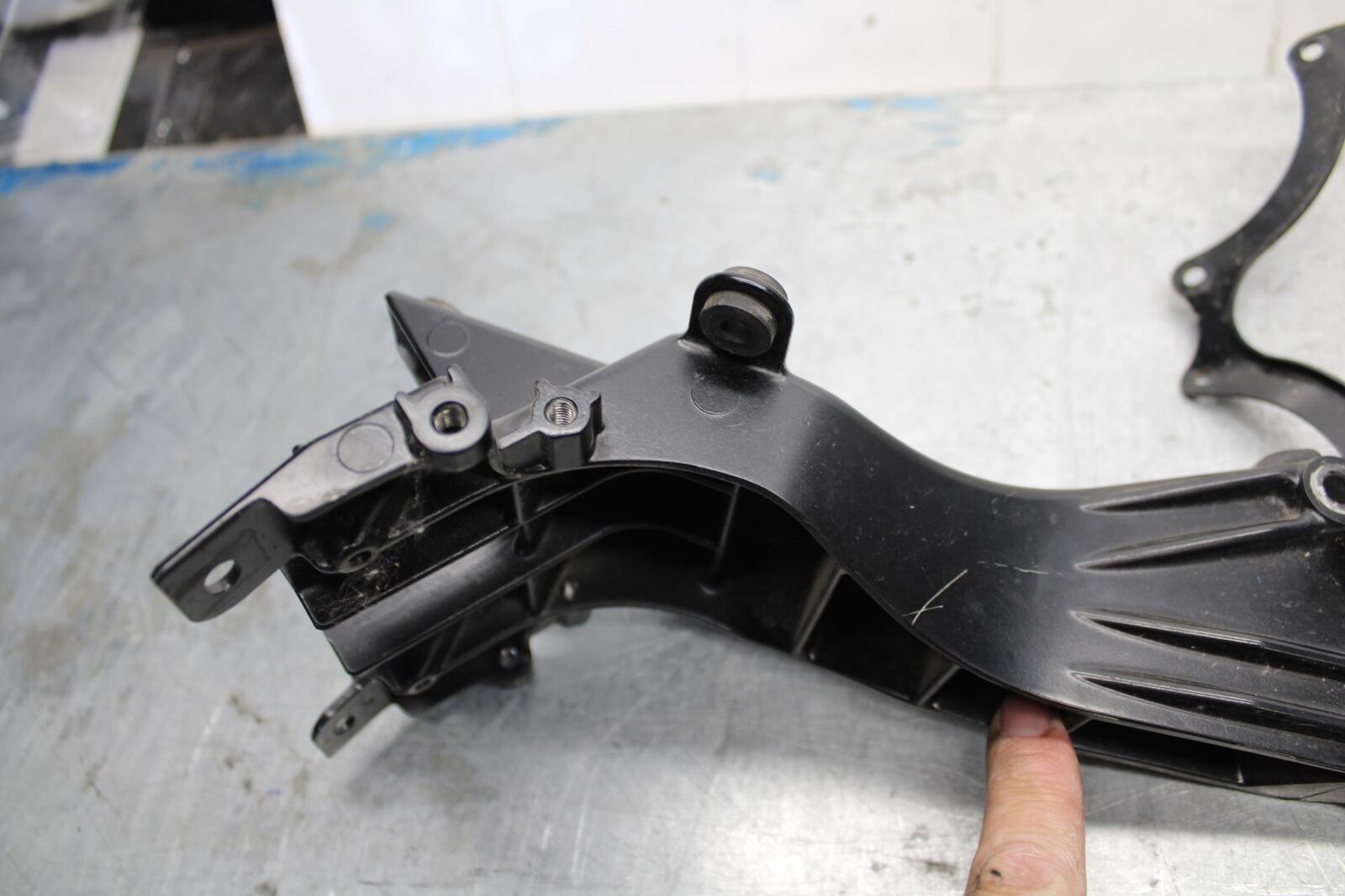 06-07 KAWASAKI NINJA ZX14R UPPER FAIRING MIRROR GAUGES STAY BRACKET bb433