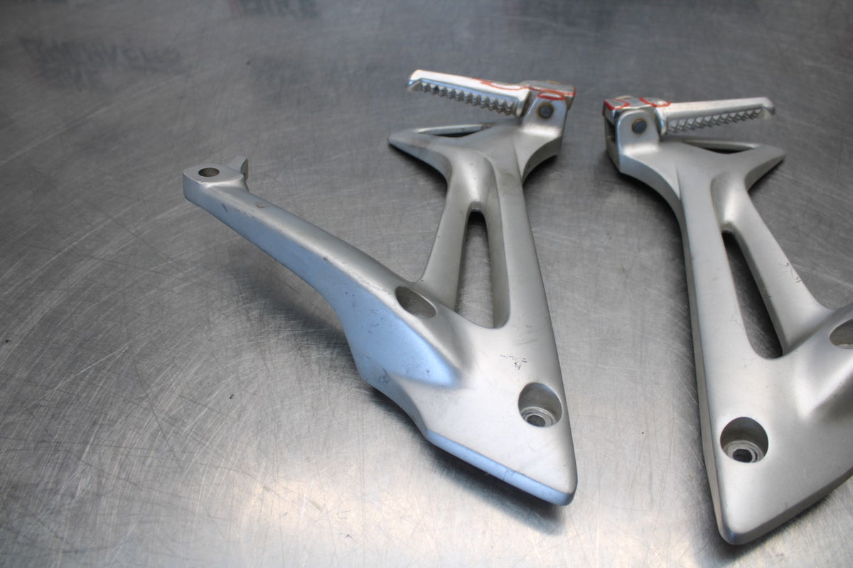 06-07 HONDA INTERCEPTOR 800 VFR800 REAR BACK PASSENGER PEG SET PAIR BB917