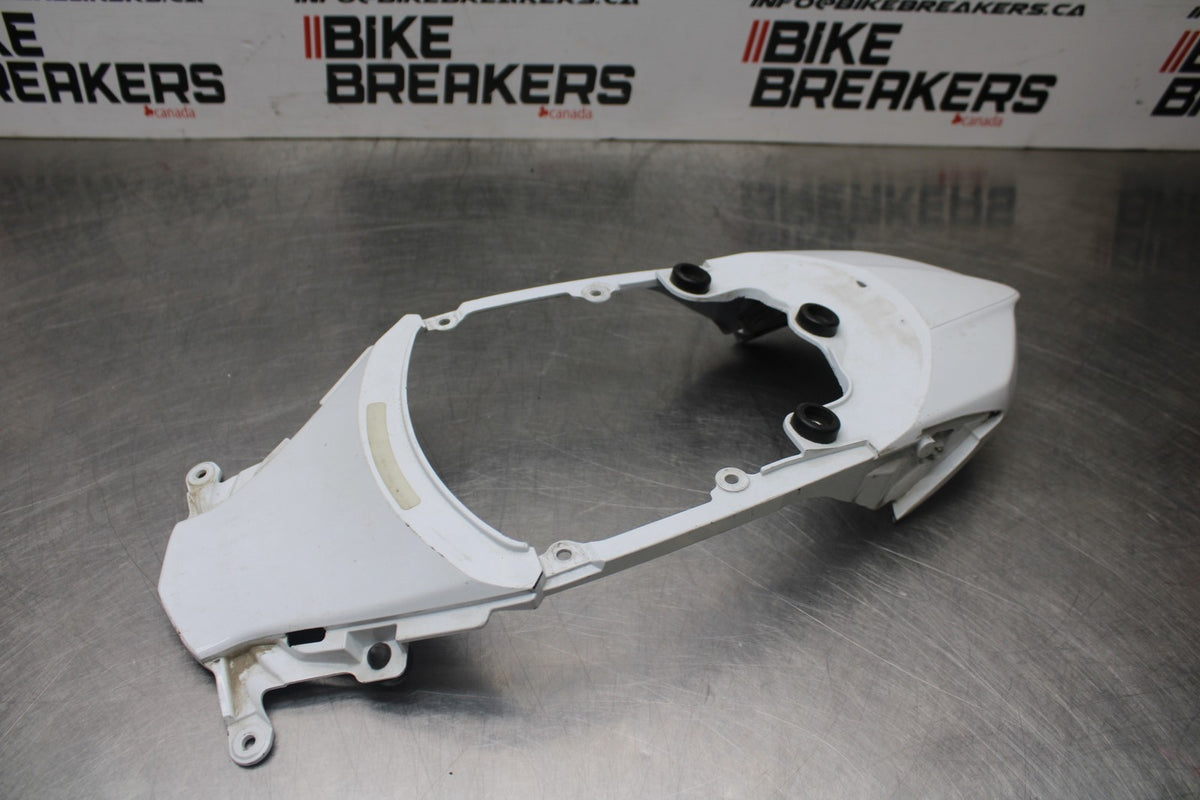 08-10 SUZUKI GSXR 600 CENTER REAR BACK TAIL FAIRING COVER TRIM COWL BB00