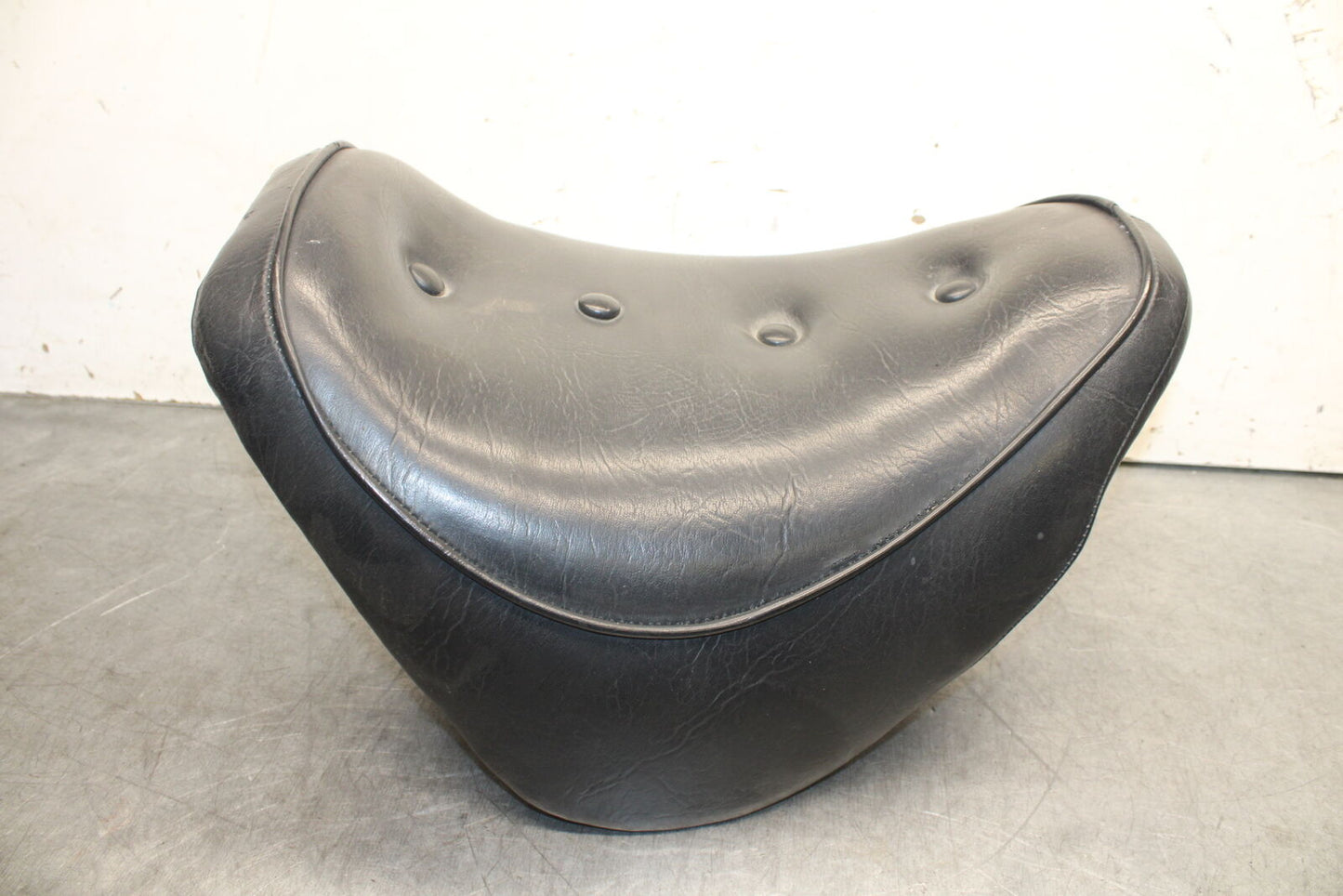 85-86 SUZUKI MADURA 1200 FRONT DRIVERS SEAT  BB691