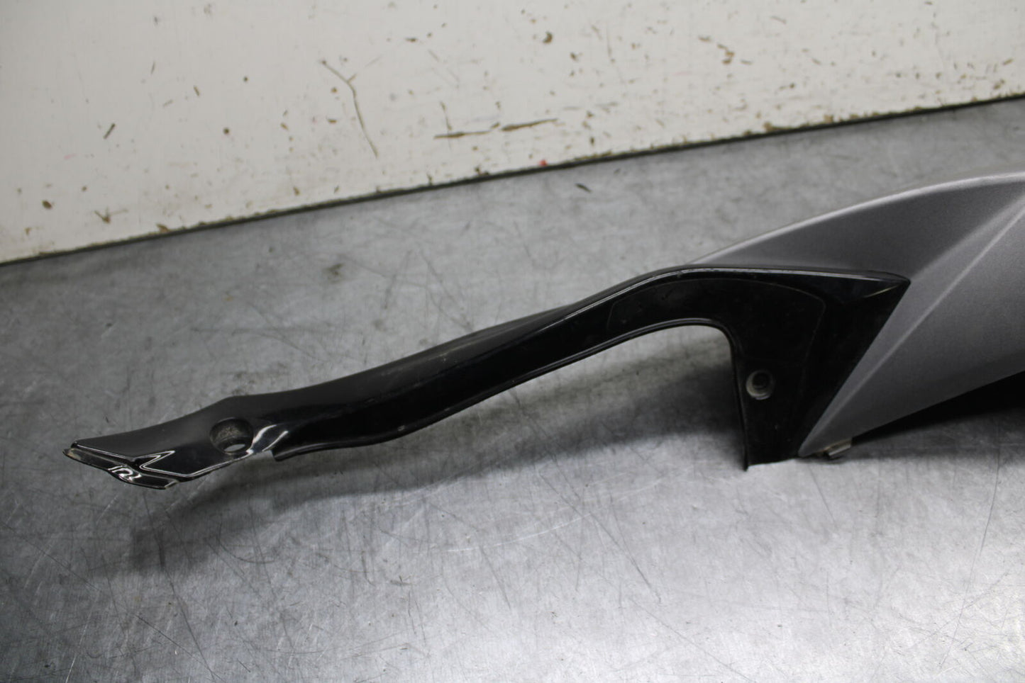 08-10 SUZUKI GSXR 600  RIGHT REAR BACK TAIL FAIRING COWL SHROUD BB101