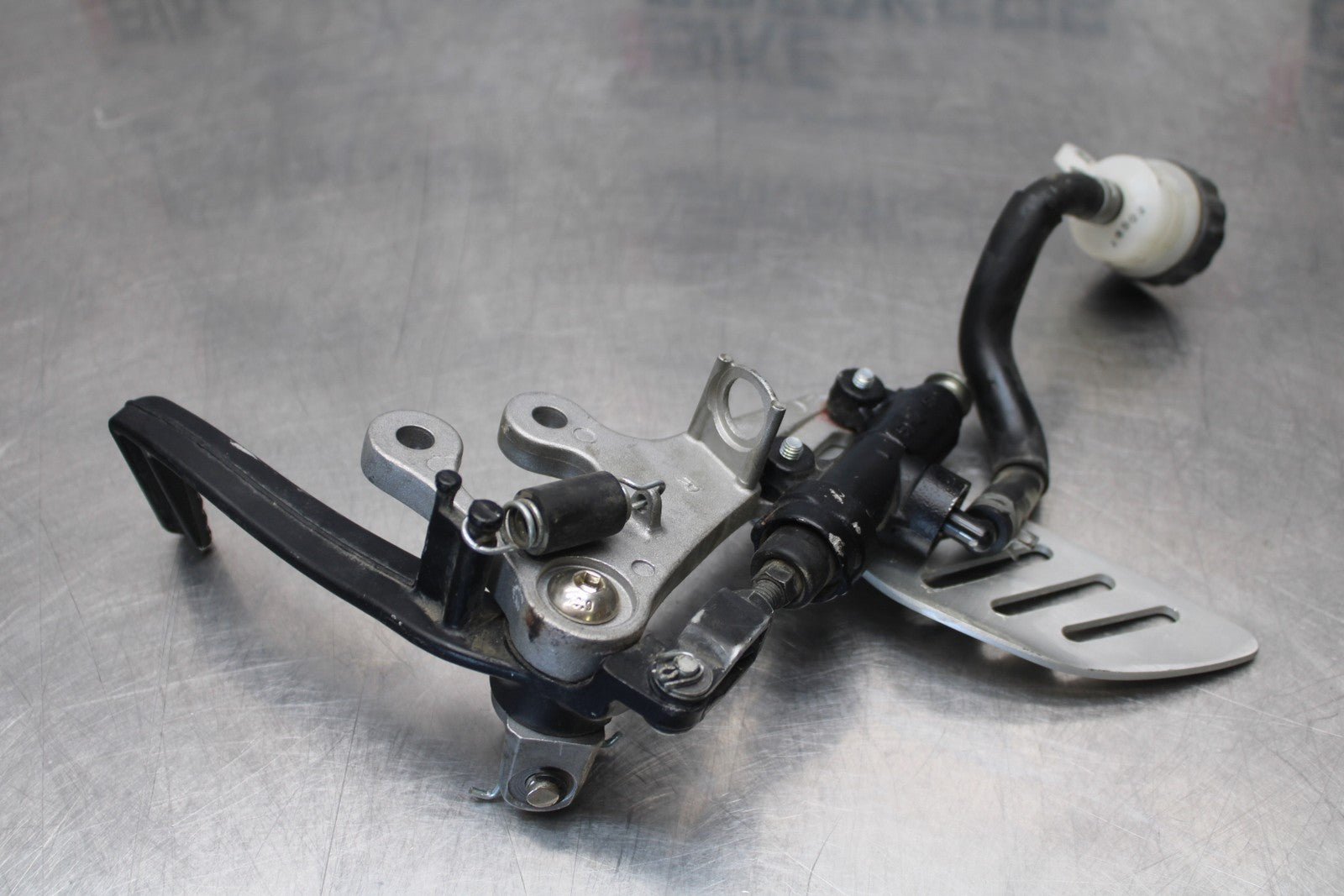11-22 SUZUKI GSXR 600  RIGHT REARSET REAR SET DRIVER FOOT PEG REST STOP BB193