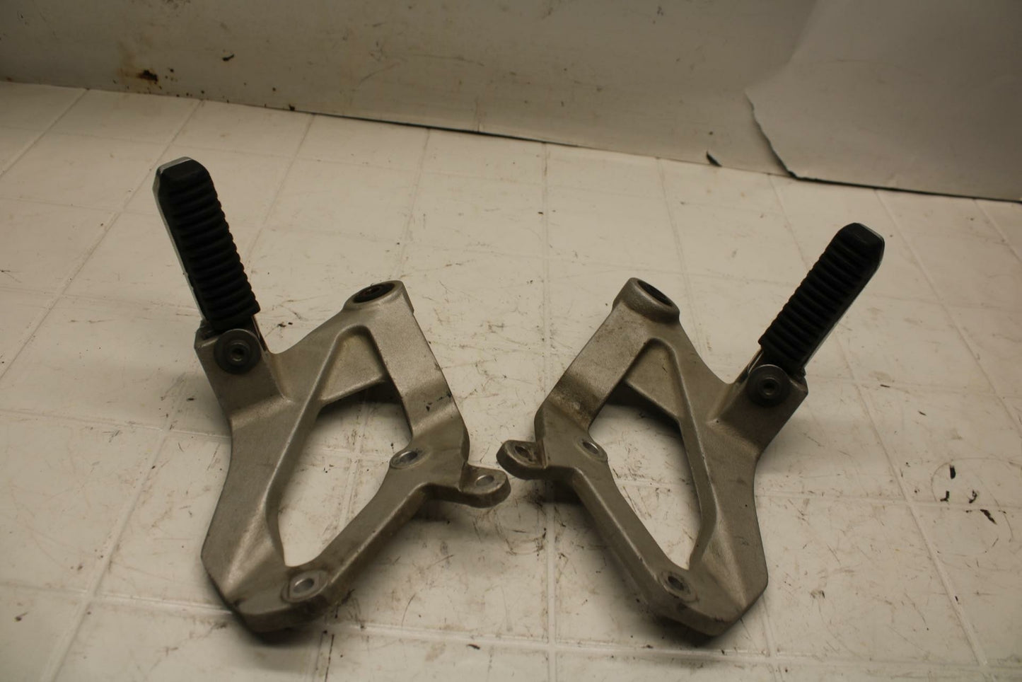 93-96 SUZUKI GSXR1100W REAR BACK PASSENGER PEG SET PAIR BB12