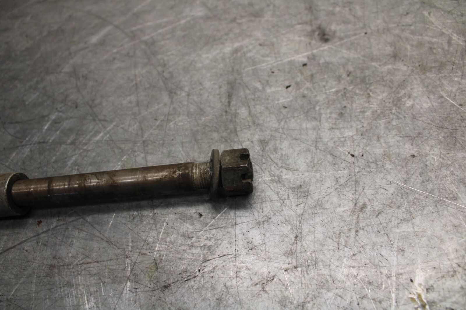 1982 Suzuki GS450L REAR AXLE BACK WHEEL RIM PIVOT BOLT AXEL 64711-3300V BB52