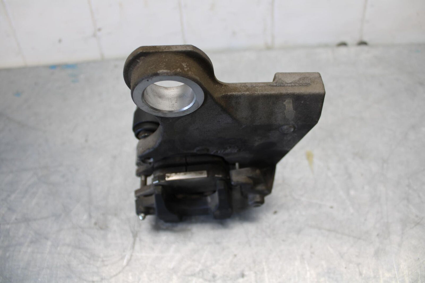 08-16 YAMAHA YZF R6 REAR  BRAKE CALIPER W MOUNT BRACKET 2C0-2580W-00-00 BB436