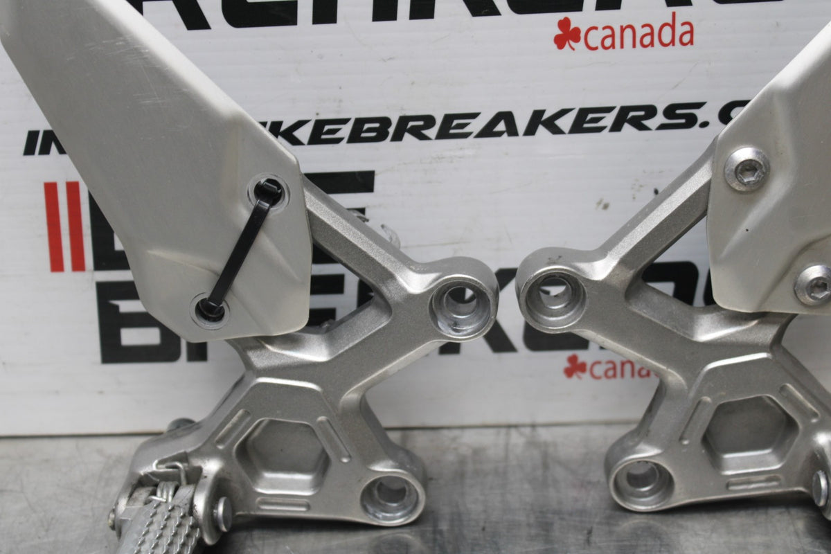 24-25 KAWASAKI NINJA ZX4R RIGHT LEFT REARSETS REAR SET DRIVER FOOT PEGS  BB827