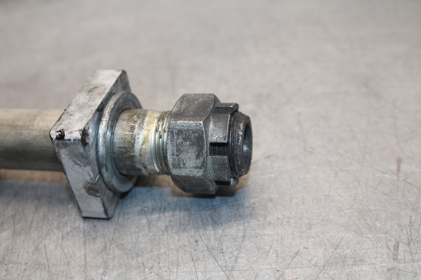 09-12 KAWASAKI NINJA ZX6R REAR AXLE BACK WHEEL RIM BOLT AXEL 41068-0035  BB698