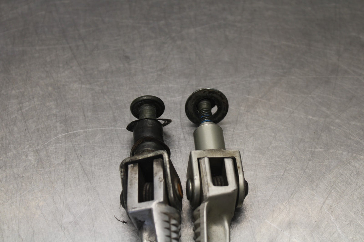 03 YAMAHA YZF R1 FRONT FOOT RESTS PEGS STEPS SET PAIR BB895