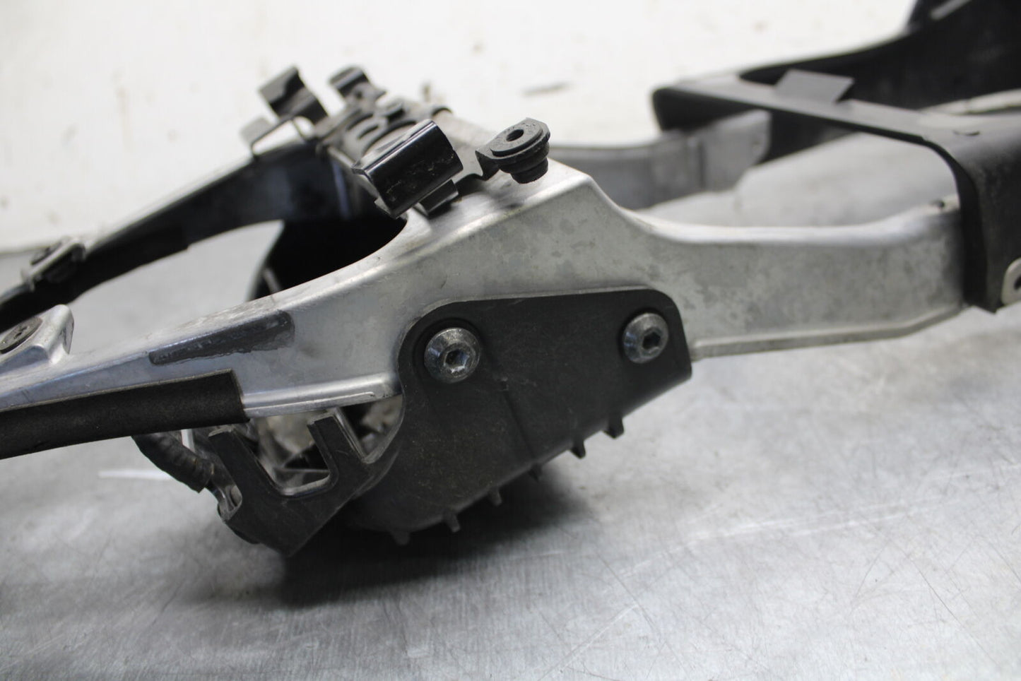 13-18 KAWASAKI NINJA ZX6R REAR SUBFRAME SUB FRAME 32160-0398 32160-0399 BB666