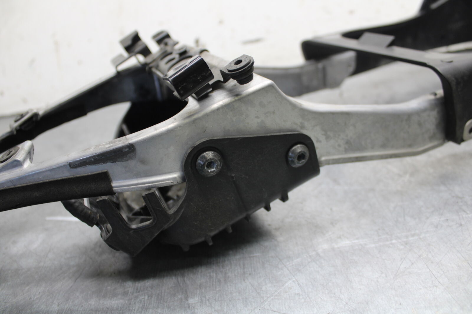 13-18 KAWASAKI NINJA ZX6R REAR SUBFRAME SUB FRAME 32160-0398 32160-0399 BB666