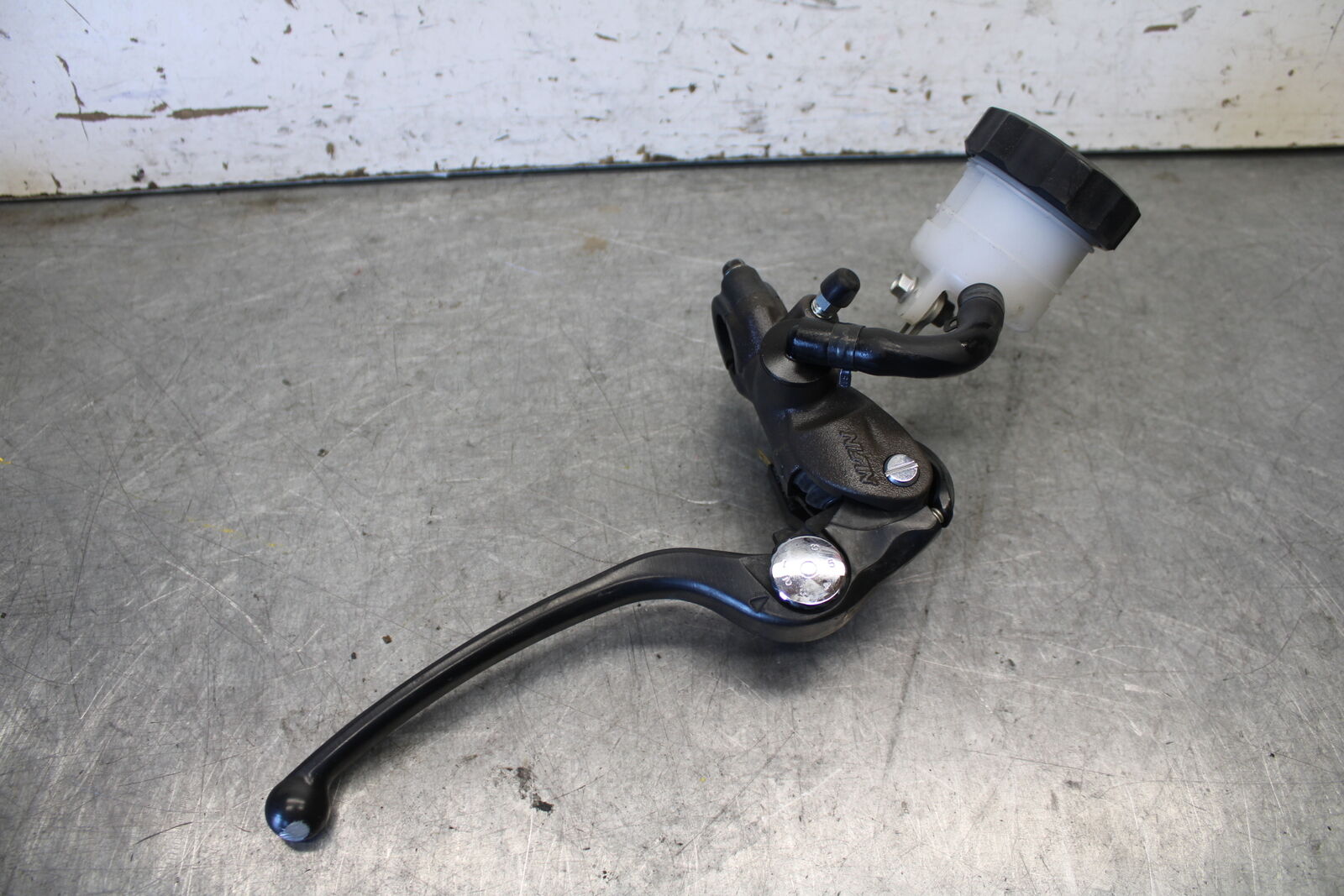 11-24 SUZUKI GSXR750 FRONT BRAKE MASTER CYLINDER w/ LEVER BB687