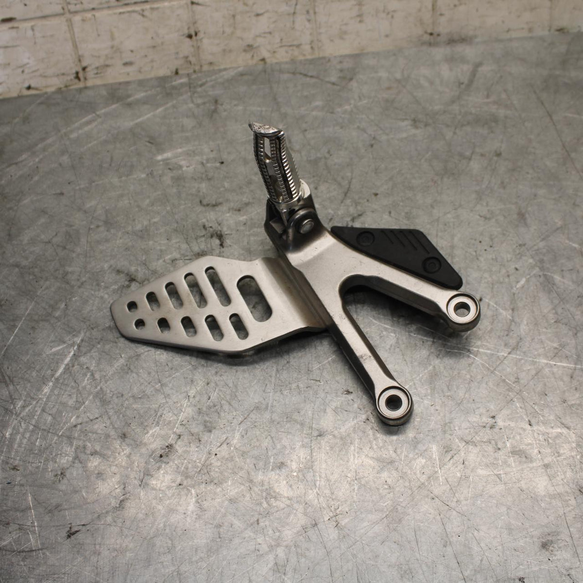 2007 Yamaha YZF R6 LEFT REARSET REAR SET DRIVER FOOT PEG REST STOP BB525