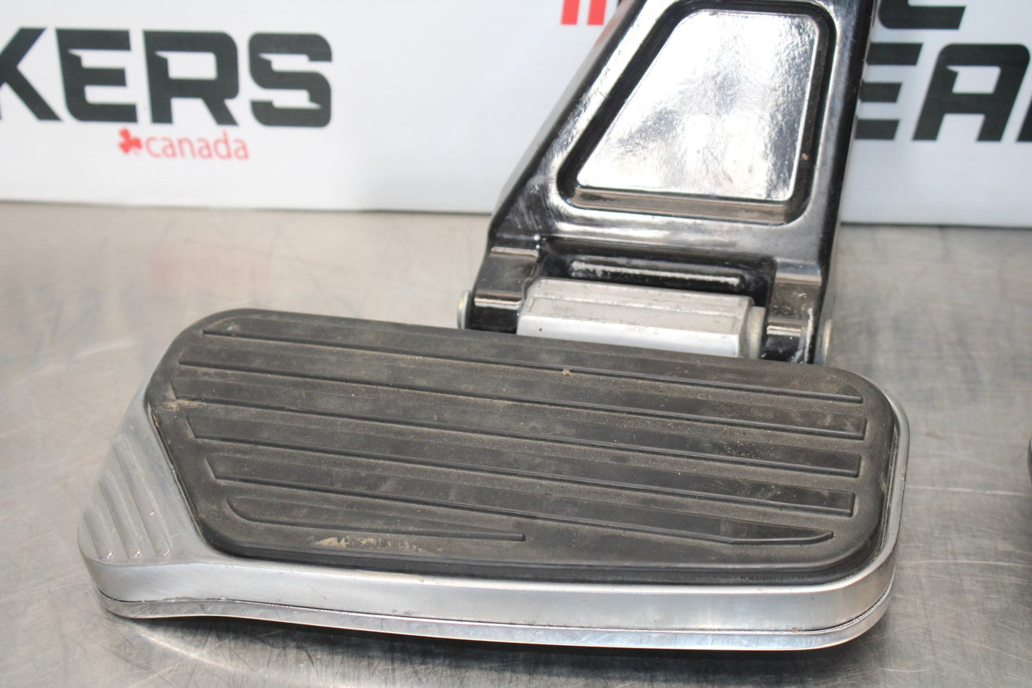 03-08 KAWASAKI VULCAN 1600 REAR PASSENGER FOOT STEP PEG SET PAIR BB196