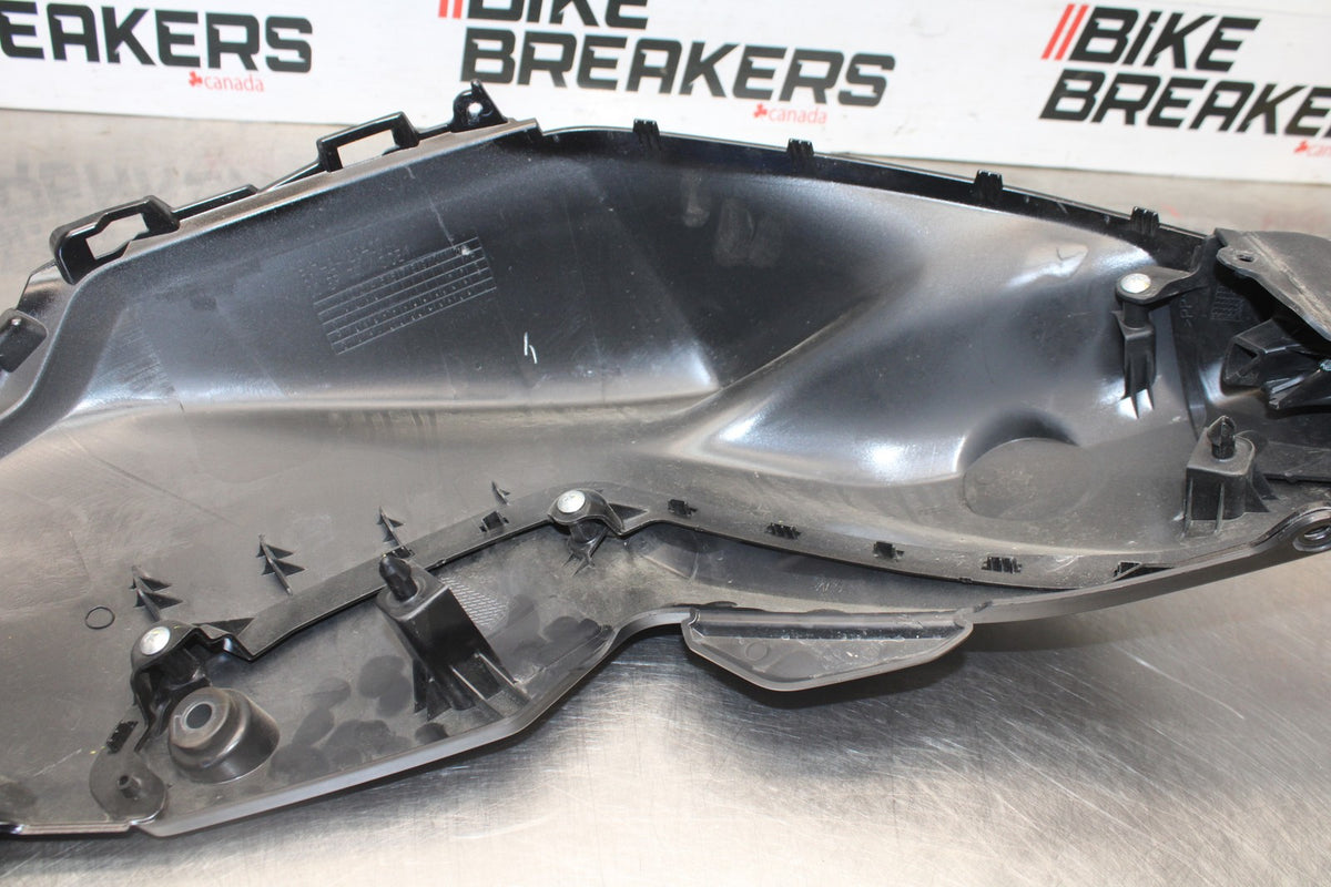 23-24 YAMAHA MT-07 LEFT GAS TANK FUEL CELL COVER FAIRING COWL BB927